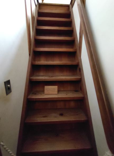 2階への隠し階段