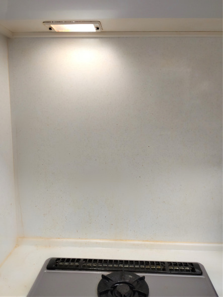 キッチン用品を外して掃除したコンロ側の壁