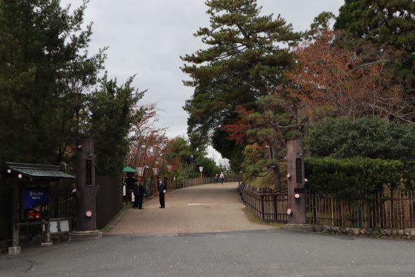 「奈良ホテル」門
