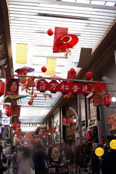 「万松寺通り」の提灯の飾り付けとにぎわい