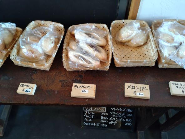 棚にカゴで置いてあるパンの数々