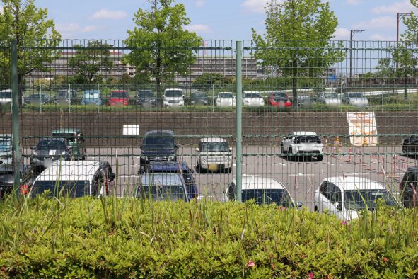 第1駐車場側から見た臨時駐車場と第2駐車場