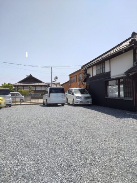 「わっぱ堂」と砂利の駐車場