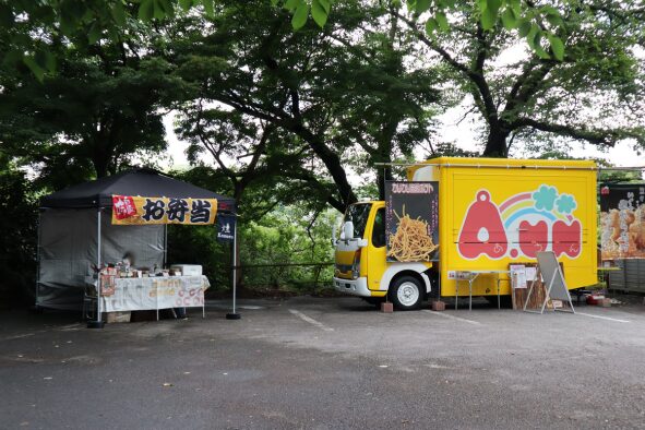 テントの弁当やとキッチンカー