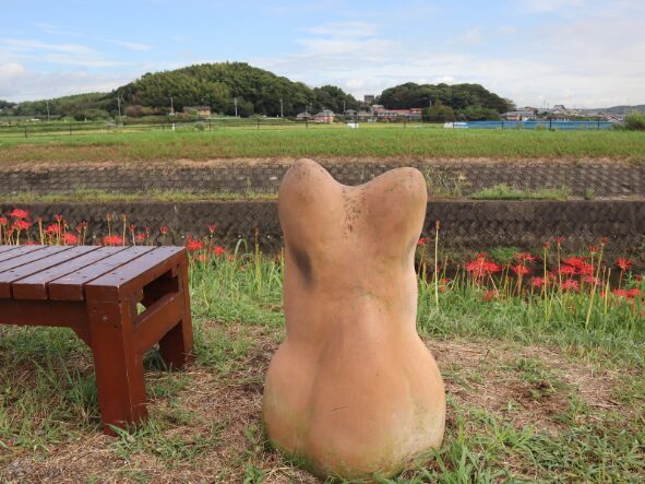 「矢勝川」と「ごんのオブジェ」と彼岸花とベンチ