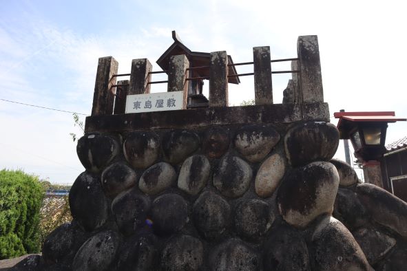 「東島屋敷」の祠