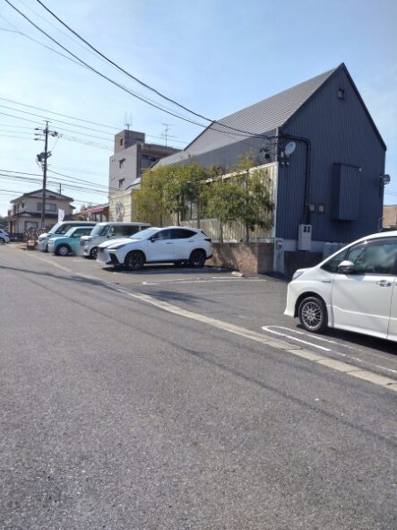 「HoiHoi Handa Branch RICH」外観と駐車場