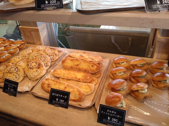 店内の様子、パンの数々