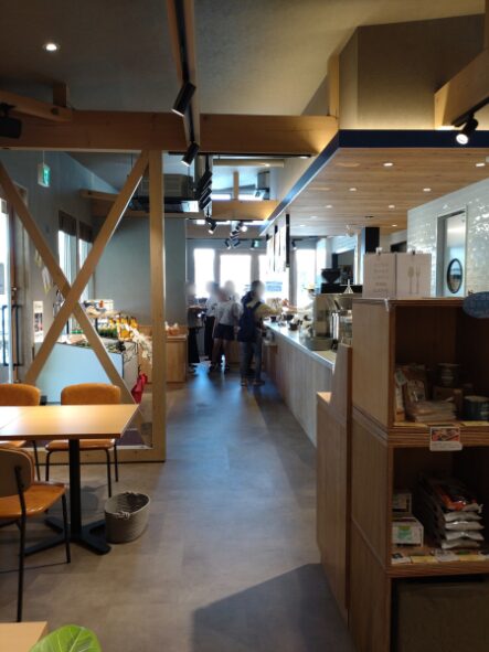 店の奥側から入口の方を見た様子