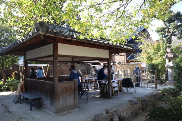 お茶の祭典「CHAKOBA」の時の半六庭園内の東屋の様子