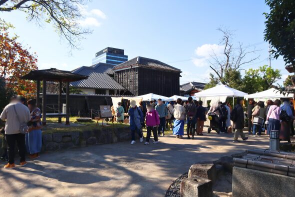 お茶の祭典「CHAKOBA」の時の半六庭園内の様子