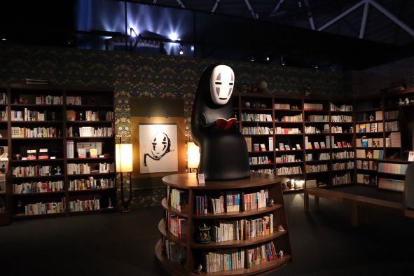 「鈴木敏夫と本棚」の読書をするカオナシの像