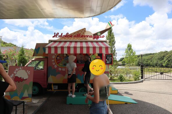 「カフェ 大陸横断飛行」横のキッチンカー