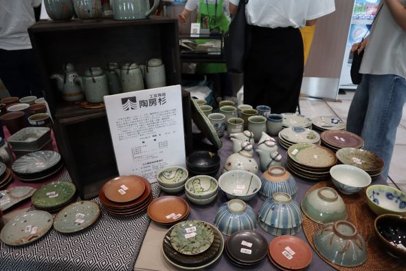 屋内の常滑焼の即売会の様子