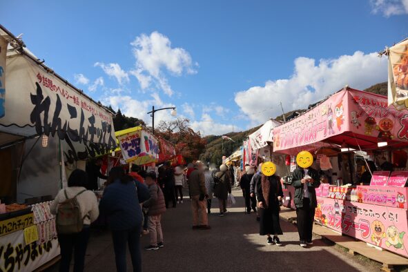 宮町駐車場から巴川に続く道の出店