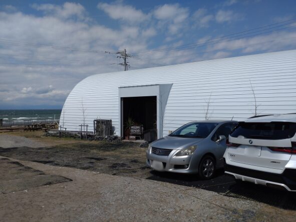 「Whole cafe」の外観と駐車場