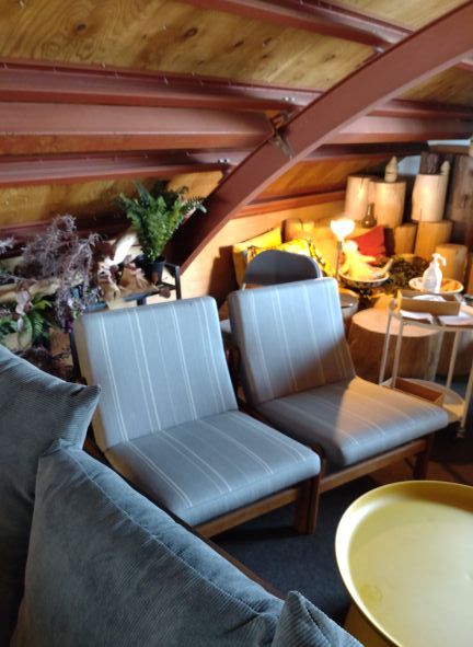 「Whole cafe」の店内 2階のソファーとテーブル