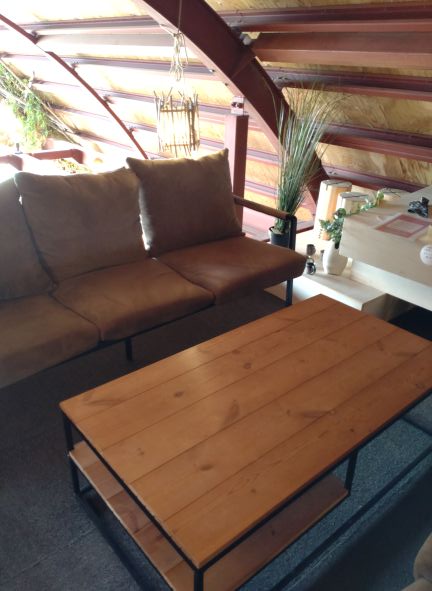 「Whole cafe」の店内 2階のソファーとテーブル
