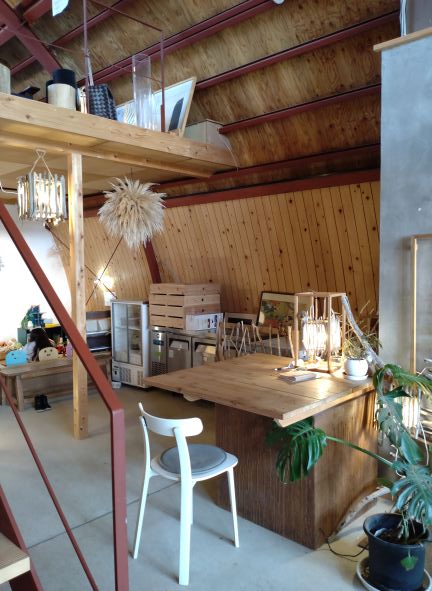 「Whole cafe」の店内 1階の様子