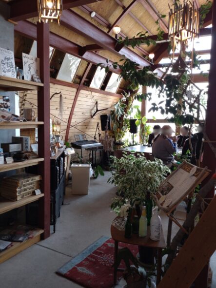 「Whole cafe」の店内 1階の様子