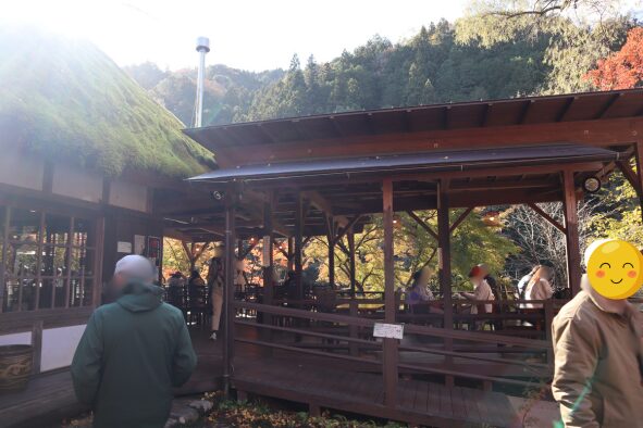 炭焼き珈琲店『堅香子』のテラス席を外から見たところ