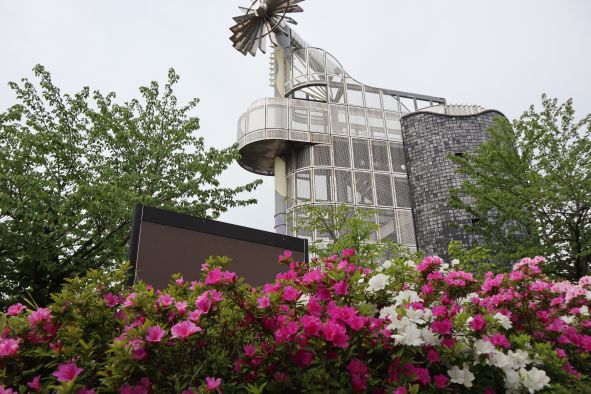 風車モニュメントとつつじ