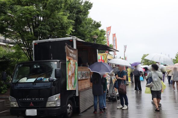 雨の中賑わうパン＆スイーツマルシェの様子