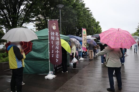 雨の中賑わうパン＆スイーツマルシェの様子