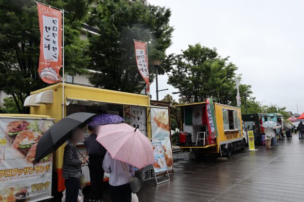 雨の中賑わうパン＆スイーツマルシェの様子